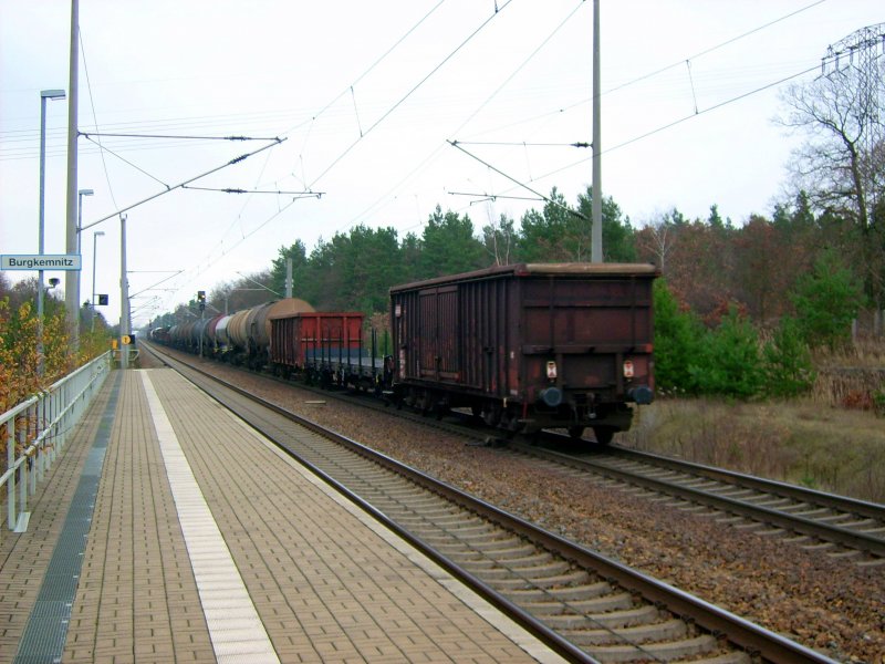 Nachschuss auf den von 152 029 gefhrten Gterzug. Aufgefallen ist mir der letzte Wagen, der ein Tonerdewagen sein knnte(?).