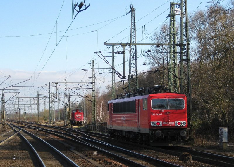 Nachschuss auf 155 183-7 die am 1.04.09 als Lz aus Rbf Alte-Sderelbe durch Hamburg-Harburg Richtung Maschen Rbf rollt.
