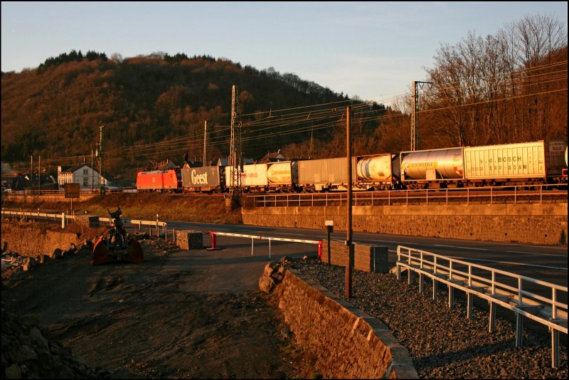 Nachschuss auf die 185 100, die sich in der Abendsonne von mir bei Linz (Rhein) ablichten lie�. (09.02.2008)
