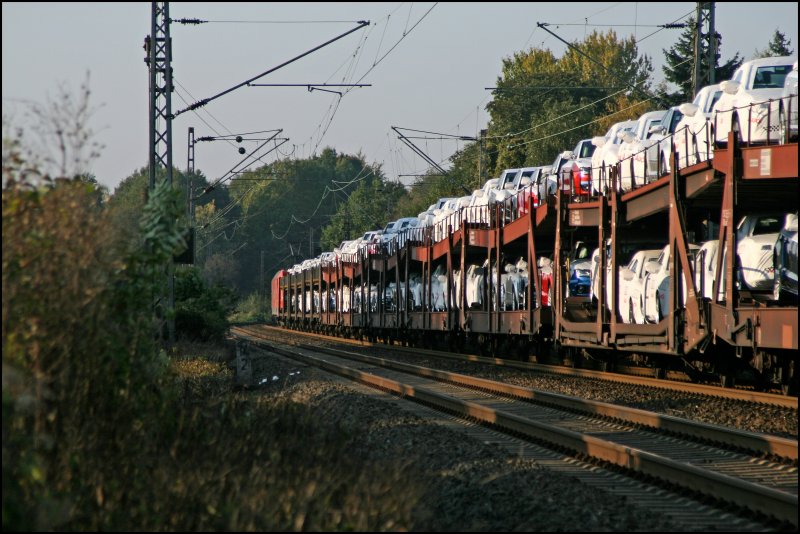 Nachschuss auf die 185 238, die hier den CSQ beladen mit Audis von Ingolstadt zum Hafen Emden bringt. Wie man sieht sind ein gro�teil der Autos verpackt.