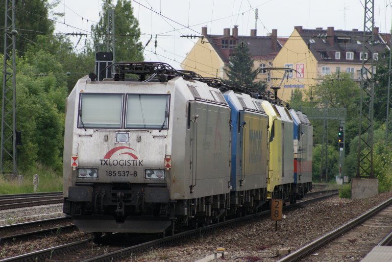 Nachschuss auf 185 512-1 + ES 64 U2-010 + 185 518-8 + 185 537-8 als Lokzug in Mnchen Heimeranplatz am 30.05.2009