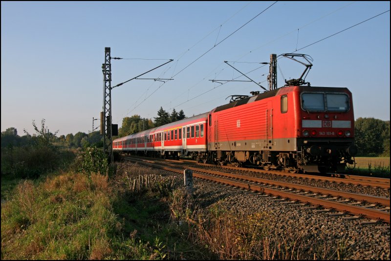 Nachschuss auf die 1986 beim VEB Lokomotivbau Elektrotechnische Werke -Hans Beimler-, Hennigsdorf (LEW) gebaute nun Dortmunder 143 161. Hier schiebt sie die RB91 (RB 39174)  RUHR-SIEG-BAHN  nach Hagen. (06.10.07)