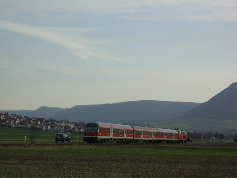 Nachschuss auf 218 193-1, welche am 17.3.2009 die Aufgabe hat eine RB nach Oberlenningen zu befrden. In den Dieselstaub am Rahmen hat jemand  Saubr  geschrieben. Aufgenommen wurde das Bild zwischen Dettingen/Teck und Owen.