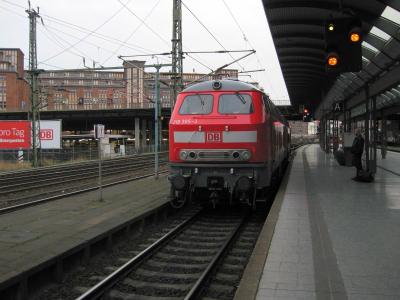 Nachschuss auf 218 321-8 und 218 385-3 beim Tfz-Wechsel in Hamburg Hbf am 31.03.09. Die beiden Maschinen haben den IC 2077 Westerland (Sylt) - Dresden Hbf nach Hamburg Hbf gebracht und m�ssen nun Platz f�r eine 101 machen, die den Zug bis Dresden �bernehmen wird.