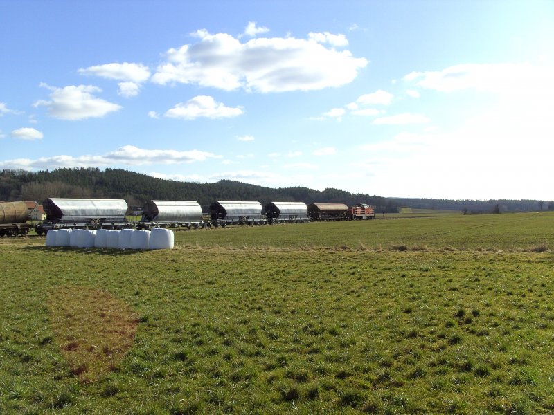 Nachschuss auf die 294 753 auf ihrem Weg nach Amberg bei der Vorbeifahrt an dem Dorf Mimbach. (15.02.2008, Strecke Amberg-Schnaittenbach)
