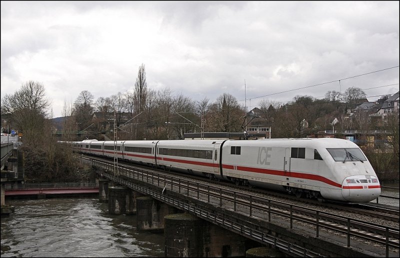Nachschuss auf den 401 564 (9380 5401 564-0 D-DB) der am 28.03.2009 als ICE 1026, Regensburg Hbf - Kiel Hbf, den Harkortsee �berquert.
