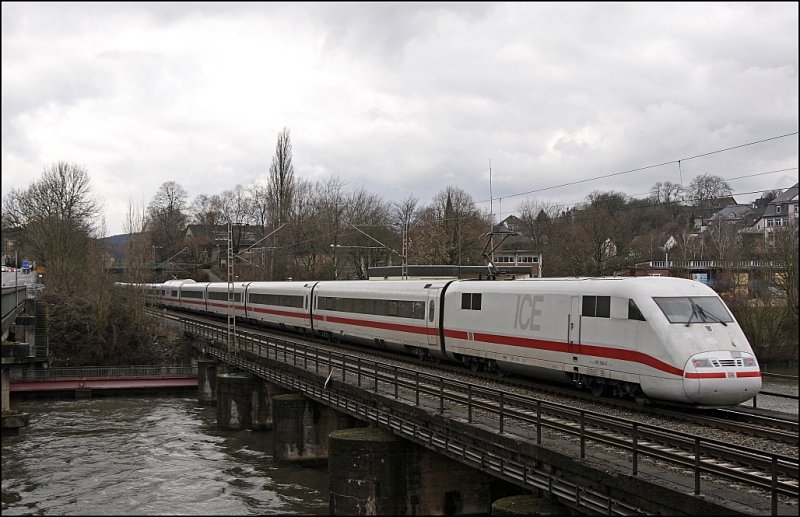 Nachschuss auf den 401 564 (9380 5401 564-0 D-DB) der am 28.03.2009 als ICE 1026, Regensburg Hbf - Kiel Hbf, den Harkortsee berquert.
