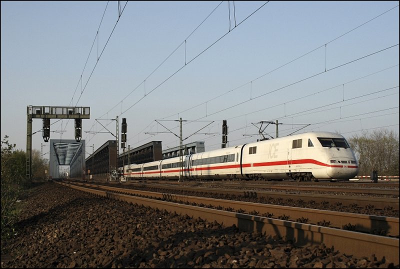 Nachschuss auf den 401 571/071 (9380 5401 571-5 D-DB)  Heusenstamm  der am 10.04.2009 als ICE576, Stuttgart Hbf - Hamburg-Altona, die Sderelbbrcken berquert und in krze Hamburg Hbf erreicht.