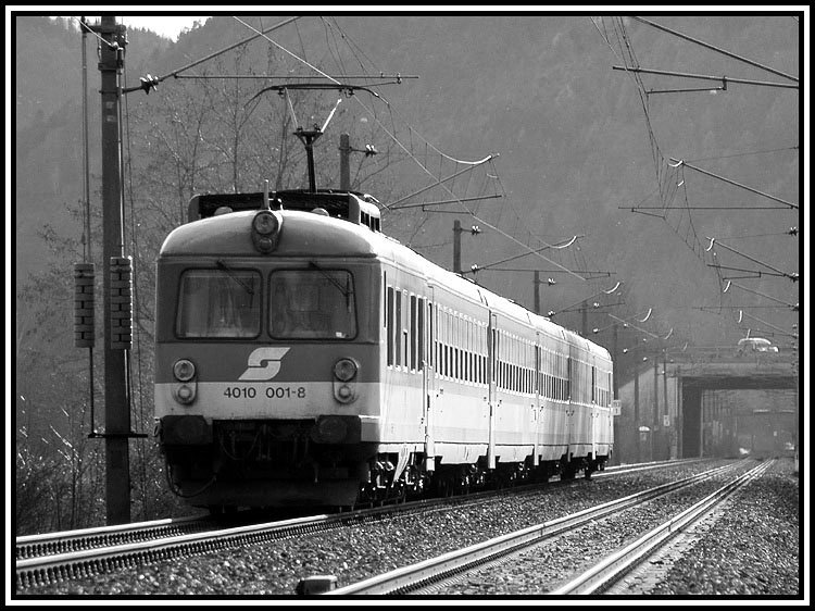 Nachschuss auf 4010 001 als IC 517 von Salzburg kommend, auf der Fahrt nach Graz kurz nach der Haltestelle Peggau-Deutschfeistritz am 21.2.2006. 