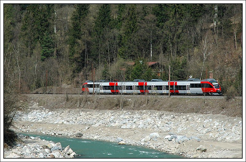 Nachschuss auf eine 4024er Garnitur, als S 3 von Schwarzach-St.Veit nach Berchtesgaden Hbf unterwegs, aufgenommen am 6.4.2007 kurz nach Werfen.