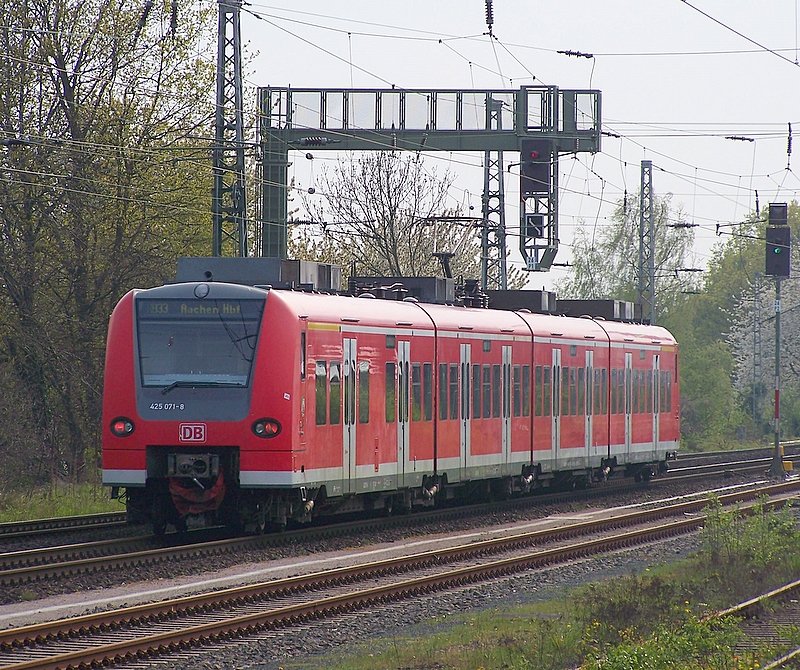 Nachschuss auf den 425 071/571 der als 11077(RB33) hier grade kurz vor dem HP H�ckelhoven-Baal ist. 25.04.08