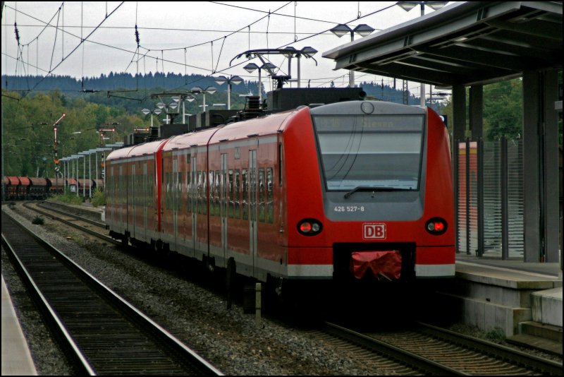 Nachschuss auf den 426 021/521 und 426 027/527, die hier als RE16 (RE 29681)  RUHR-SIEG-EXPRESS  in Kreuztal station machen.