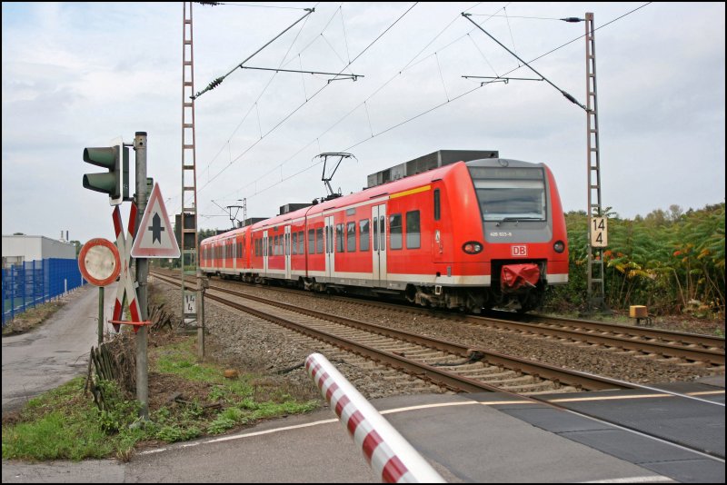 Nachschuss auf den 426 521/021 und 426 523/023, die als RE16 (RE 29680)  RUHR-SIEG-EXPRESS  nach Essen unterwegs sind.