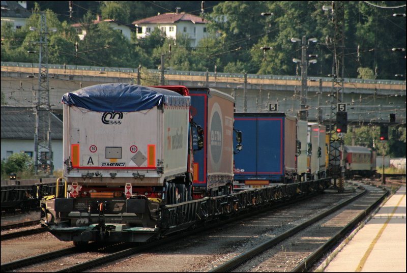 Nachschuss auf den 43842 von Trento nach Regensburg-Hafen. Die Z�ge werden aus Niederflurwagen der �BB und der Trenitalia gebildet und werden gr��tenteils von Speditionen aus Deutschland und Italien belegt.