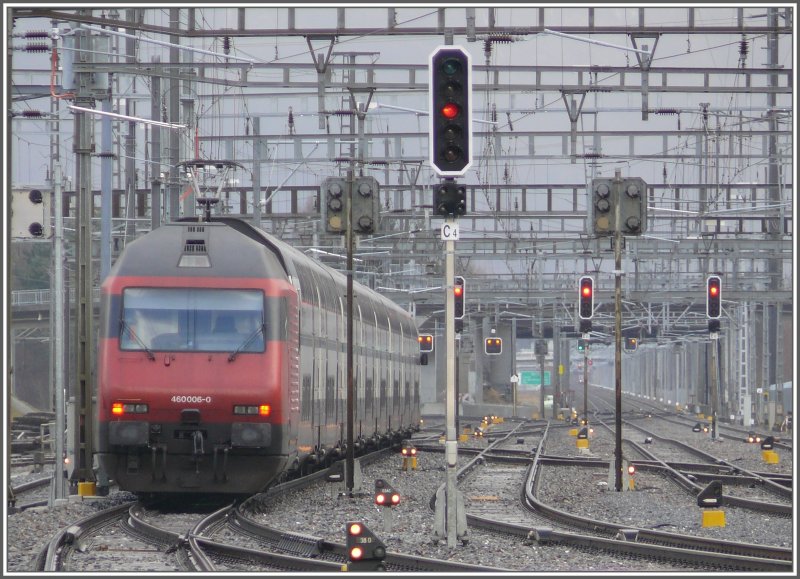 Nachschuss auf 460 006-0 mit IC2000 nach Chur bei der Ausfahrt aus Sargans. (07.01.2008)