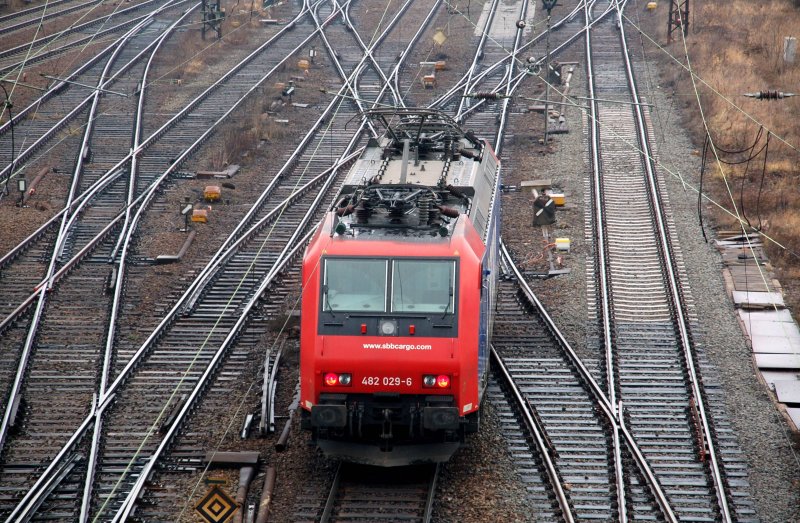 Nachschuss auf 482 029, als sie den Rbf Halle(S) am 22.02.09 verlsst.