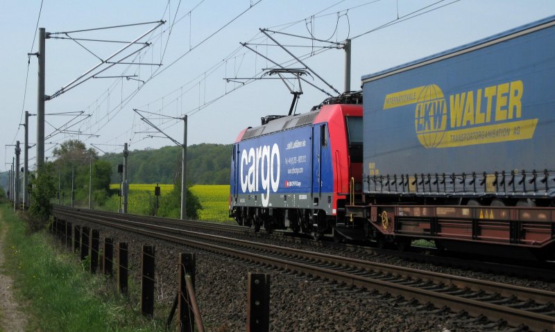 Nachschuss auf 482 045-2 mit ihrem DGS 43677 ALSK - Novara kurz nach der Durchfahrt in Reinfeld (Holst.) am 26.04.09.