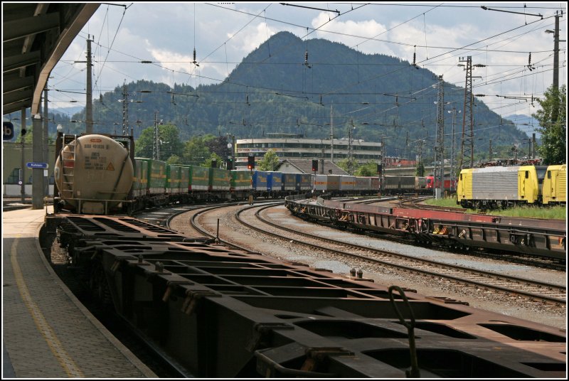 Nachschuss auf die 9180 6 182 009-1-D-DB die mit einem TEC, beladen mit  Stammkunden , zum Brenner unterwegs ist und den Bahnhof Kufstein ohne Halt durchfhrt. Die 12 Containertragwagen ersetzen 13 Lkwfahrten von Deutschland nach Italien. (30.06.07)