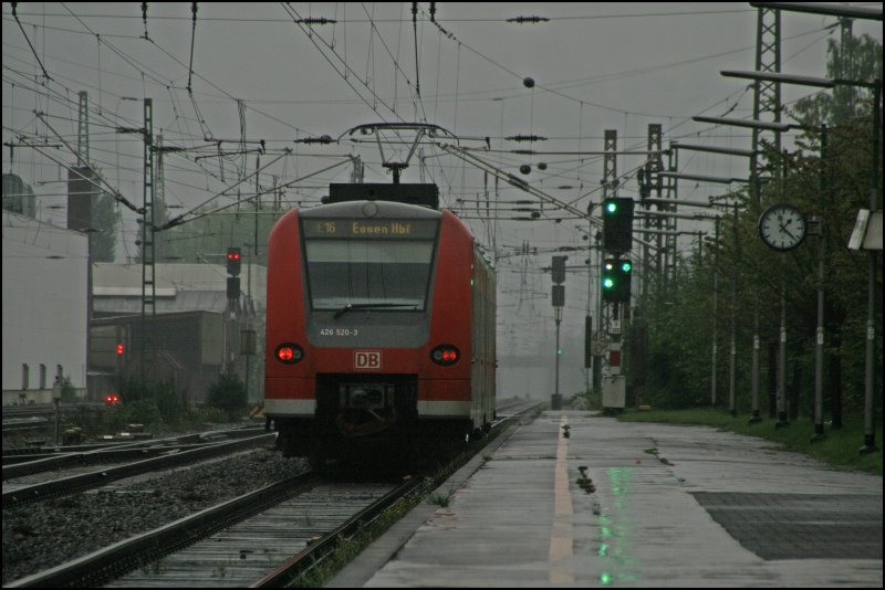 Nachschuss auf den ausfahrenden 426 020, der als RE 29670 (RE16  RUHR-SIEG-EXPRESS , nach Essen unterwegs ist.