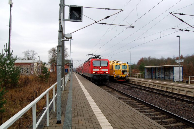 Nachschuss auf den Bauzug der im Bahnhof Burgkemnitz auf die RB nach Wittenberg trifft.