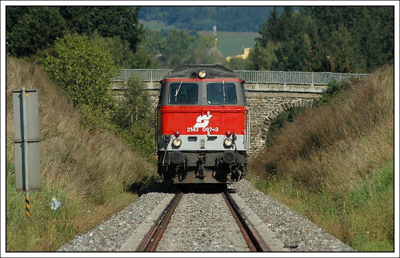 Nachschuss auf die beiden Schiebemaschinen des G 55552 2143 067 und 062 am 13.9.2007. Die Aufnahme entstand nach Wei�kirchen kurz vor der Querung der Mur vor Zeltweg. Hier ist nat�rlich eine Fotomontage mit im Spiel!!!!!