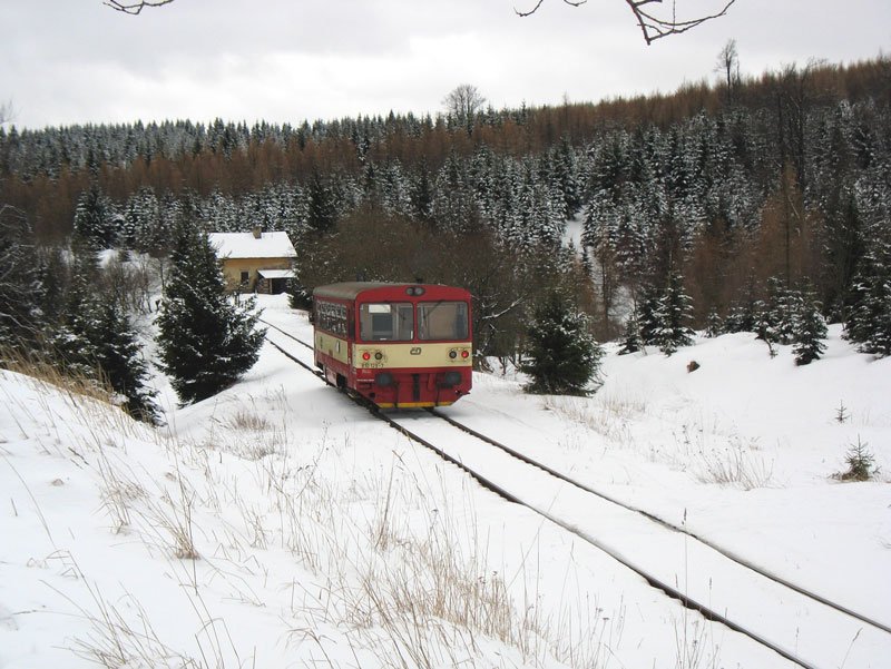 Nachschuss auf   Brotbüchse  810 129 als Os 26805 Moldava v Krusnych horach (Moldau im Erzgebirge) - Most (Brüx) kurz vor der Station Mikulov nove Mesto (Niklasberg); 09.02.2007
