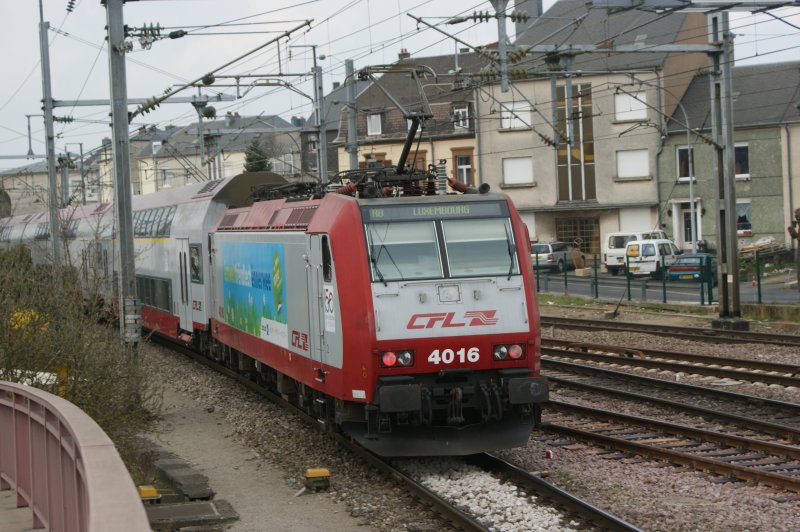 Nachschuss auf die CFL Baureihe 4000 Nr. 4016 bei der Ausfahrt aus dem Bahnhof Bettemburg nach Luxemburg am 08.04.2009.