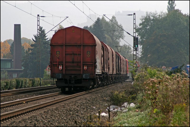 Nachschuss auf den Coilzug den die 151 032 bei Hohenlimburg bespannt. Mit nur 10 Wagen ein leichtes Spiel fr die Lok.