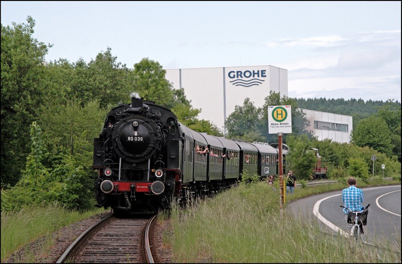 Nachschuss auf den Dampfzug. 80 039 rollt am Zugschluss mit. (25.05.2008)