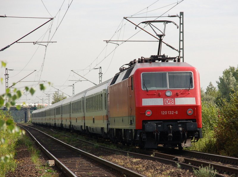 Nachschuss auf DB 120 132-6 mit IC in Dortmund Derne am 26.07.2007.