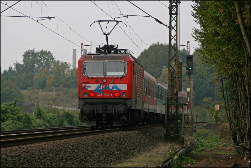 Nachschuss auf die Dortmunder 143 290 die am 10.10.2007 die RB91 (RB 39170)  Ruhr-Sieg-Bahn  nach Hagen Hbf schiebt.