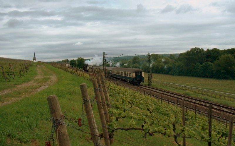 Nachschuss auf den DPE 88001 von Koblenz Hbf nach Frankfurt (Main) Sd, bei Erbach (Rheingau), gezogen von der HE 01 118 (Historische Eisenbahn Frankfurt e.V.); 11.05.2009
