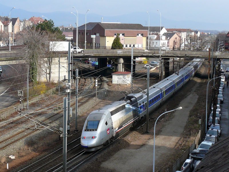 Nachschuss auf den durch Colmar in Richtung Straburg eilenden POS-TGV 9210 Zrich - Paris (hinterer Triebkopf mit Werbung); 26.03.2009
