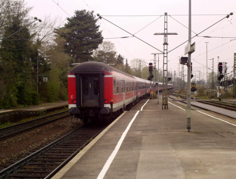 Nachschuss auf den DZ 40765 Konstanz - Heidelberg, gebildet aus 14 BahnTouristikExpress Wagen und einem Bn bei der Ausfahrt aus Radolfzell am Bodensee. Zuglok war 101 002-4. 18.04.08