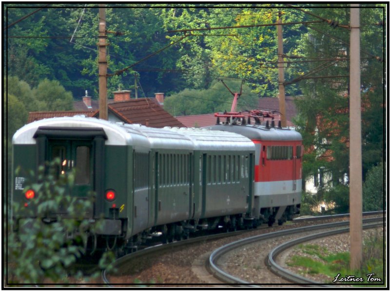 Nachschuss auf die E-Lok 1046 016 mit Erlebniszug nach Mixnitz fotografiert in Mrzzuschlag.
15.09.2007
