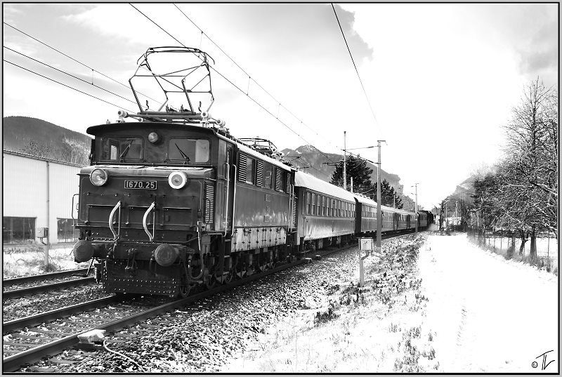 Nachschuss auf die E-Lok 1670.25 welche den Sonderzug 16097 von Wien Sd nach Mrzzuschlag nachschiebt.
Gloggnitz 4.1.2008