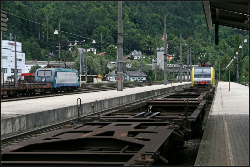 Nachschuss auf die E189 930RT, die weiterhin auf die Abfahrt nach Mnchen wartet. Links wartet 9183 0 412 020-0 als Schiebelok ebenfals auf die Abfahrt zum Brenner. (Kufstein 28.06.07).