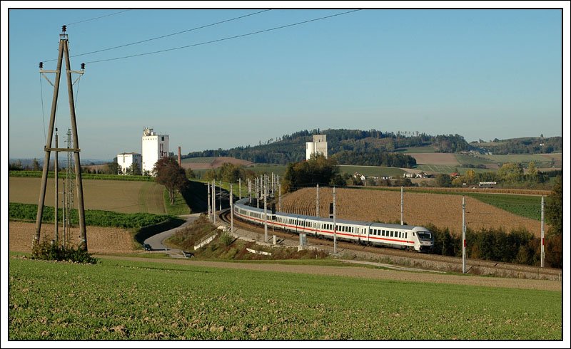 Nachschuss auf den EC 22 von Wien Westbahnhof nach Dortmund Hbf. kurz vor der Durchfahrt in Haiding am 14.10.2007.