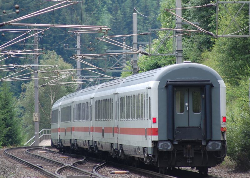 Nachschuss auf EC 82 kurz vor der Durchfahrt des Bahnhofes St.Jodok. 27.6.2009