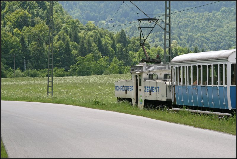 Nachschuss auf die ehemaligen Abraumlokomotiven der RHEINBRAUN AG aus dem Jahr 1927/1928. Hier fhrt Lok 5 der ROHRDORFER ZEMENT mit dem  Wachtl-Express  weiter zum Endpunkt Wachtl i.Tirol. (30.06.07)