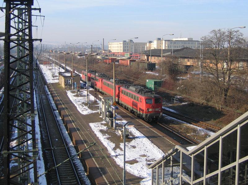 Nachschu auf ein Viererpack BR 140 (140 866 als letzte) bei Durchfahrt in Dresden-Friedrichstadt am 11.01.2006. - Ob sie wohl zu ihrer eigenen Beerdigung fuhren? Erst krzlich wurden wieder einige 140er z-gestellt.