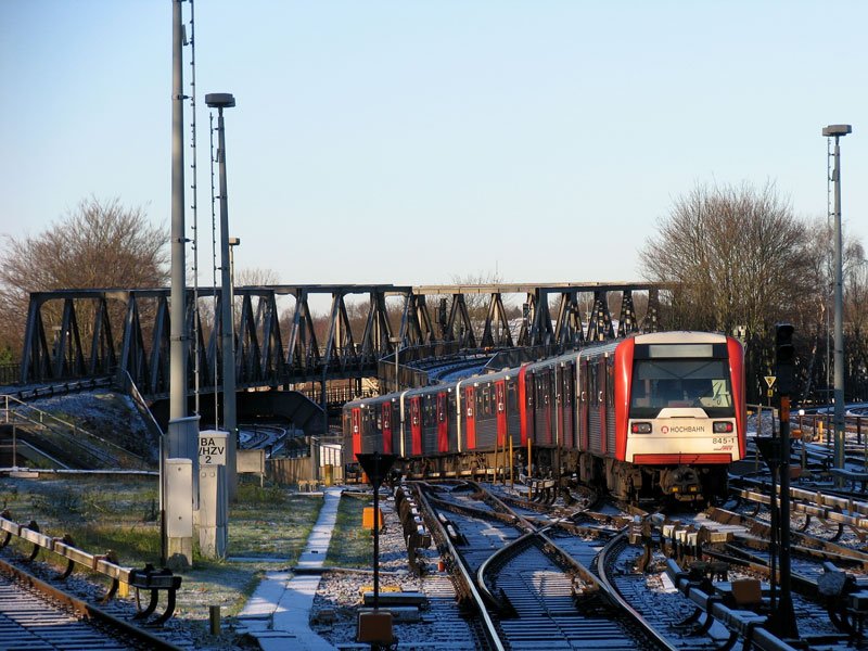 Nachschuss auf einen aus Hamburg-Barmbek ausfahrenden DT3 Hochbahn-Triebzug, 02.01.2009
