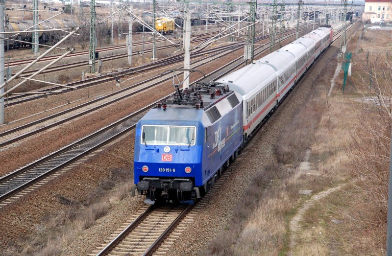Nachschuss auf einen Ersatz-IC mit 120 151 als Schublok. Er durchfuhr am 29.03.09 Bitterfeld Richtung Berlin. Einen Dank nochmal an dieser Stelle an Kevin Schmidt, der an diesem Tag als Vormelder fungierte!!