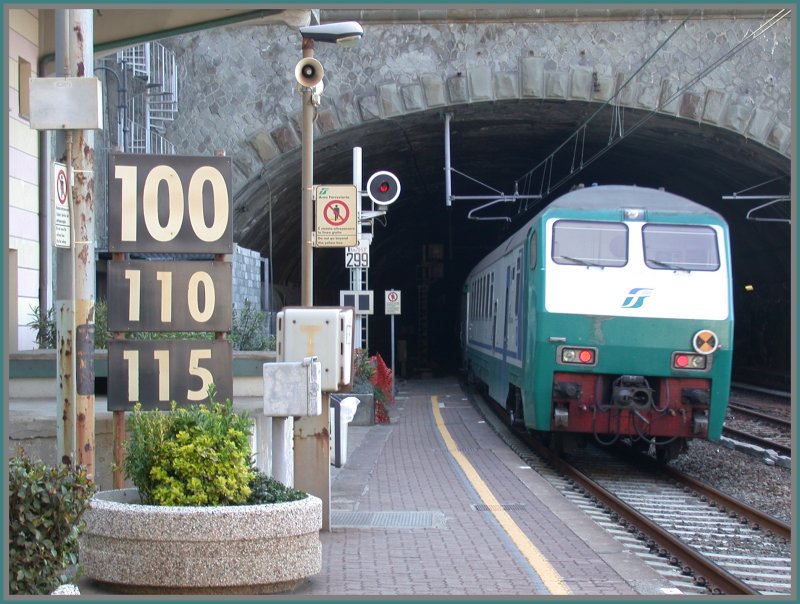 Nachschuss auf einen Interregiosteuerwagen bei der Ausfahrt aus Riomaggiore (Cinque Terre) Richtung La Spezia. Das Fotografieren ist hier eher schwierig, weil die beiden Tunnelportale etwa 100m aueinanderliegen. Beim Halt stehen zwei Wagen im Freien, die restlichen 8 Wagen im Tunnel, was wegen der schmalen und schlecht beleuchteten Bahnsteige etwas abenteuerlich anmutet. Es sind hier etwa 300 Personen ausgestiegen. Ein IC fhrt hier mit 115 km/h durch und schiebt, wegen der Tunnels, eine ordentliche Druckwelle vor sich her, darum auch immer wieder die Warnung aus dem Lautsprecher sich hinter der  Linea gialla  aufzustellen.(28.04.2007)