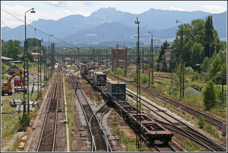 Nachschuss auf einen (nicht optimal ausgelasteten)) Kombizug der whrend des Bahnstreikes nach Italien unterwegs ist. Villeicht ist der Zug wegen des Streikes so schlecht ausgelastet...