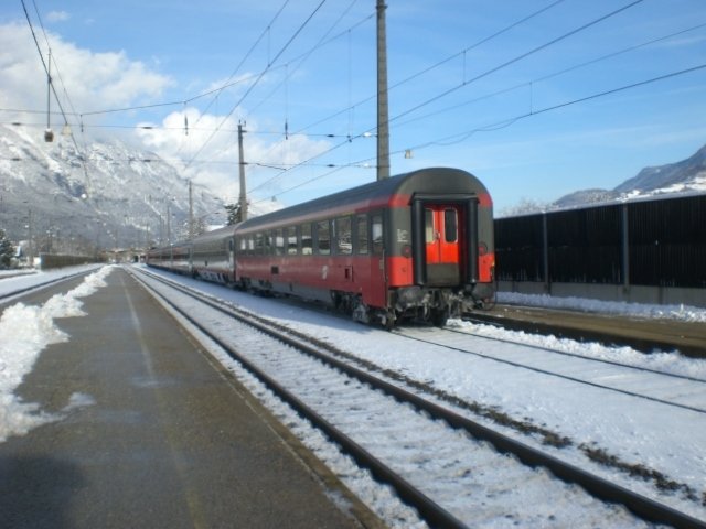 Nachschuss auf einen Regionalzug von Innsbruck nach Salzburg der am Zugschluss zwei Eurocity-Wagen in unterschiedlichem Farbschema gen Wien bringt, Schwaz 23.11.2008