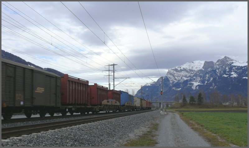 Nachschuss auf einen RhB Gterzug im Rheintal bei Zizers mit der mchtigen Kulisse des Falknis. (21.11.2007)
