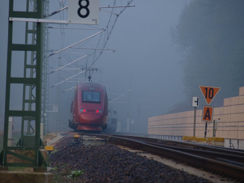 Nachschu auf einen Thalys im Nebel auf der Sdrampe von Aachen kurz vor dem  Buschtunnel Richtung Belgien.