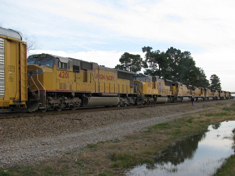 Nachschuss auf einen Union Pacific Zug, der mit 8 (!!!) Loks bespannt ist. Aufgenommen am 17.1.2008 in Spring (bei Houston, Texas).
