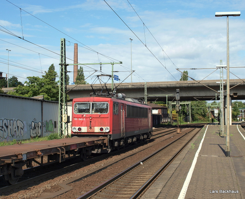 Nachschuss auf eine  Energie-Blechkiste  in Form der 155 046-6, die noch die schnen, alten Scherenstromabnehmer besitzt. Hier ist sie am 29.08.09 bei unserem Bahnbildertreffen in Hamburg-Harburg Richtung Hafen zu sehen.